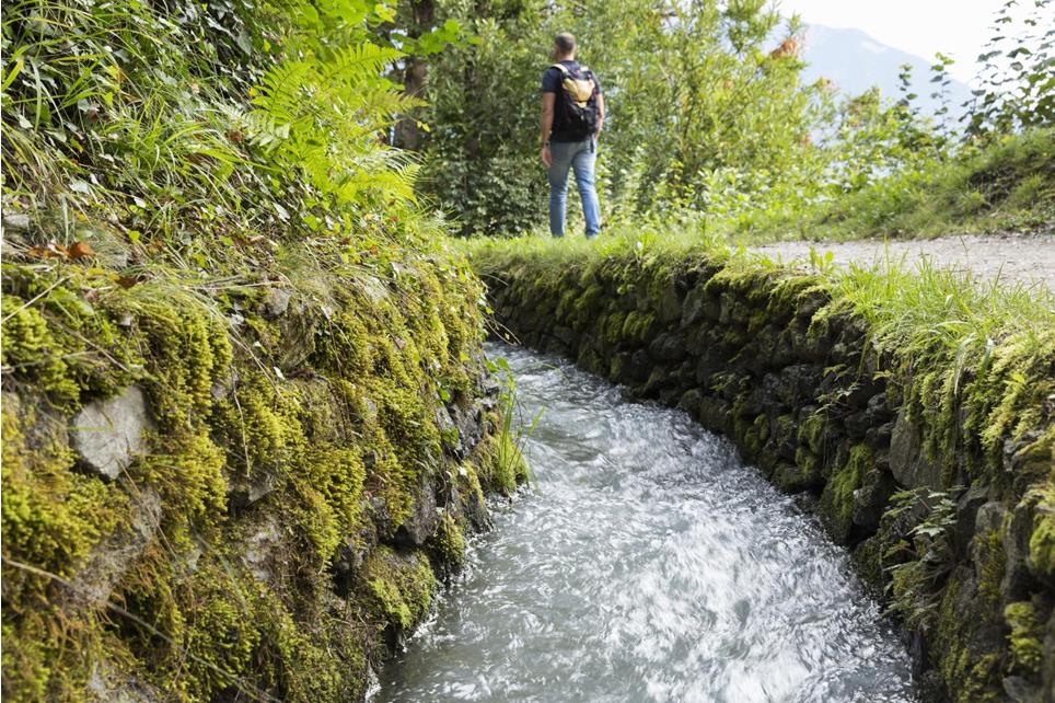 Aktiv-Marlinger Waalweg Wasserlauf-Marling-dp