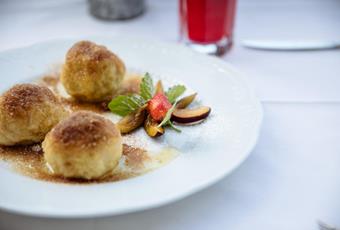 Marillenknödel mit Kartoffelteig - Dorf Tirol on stage