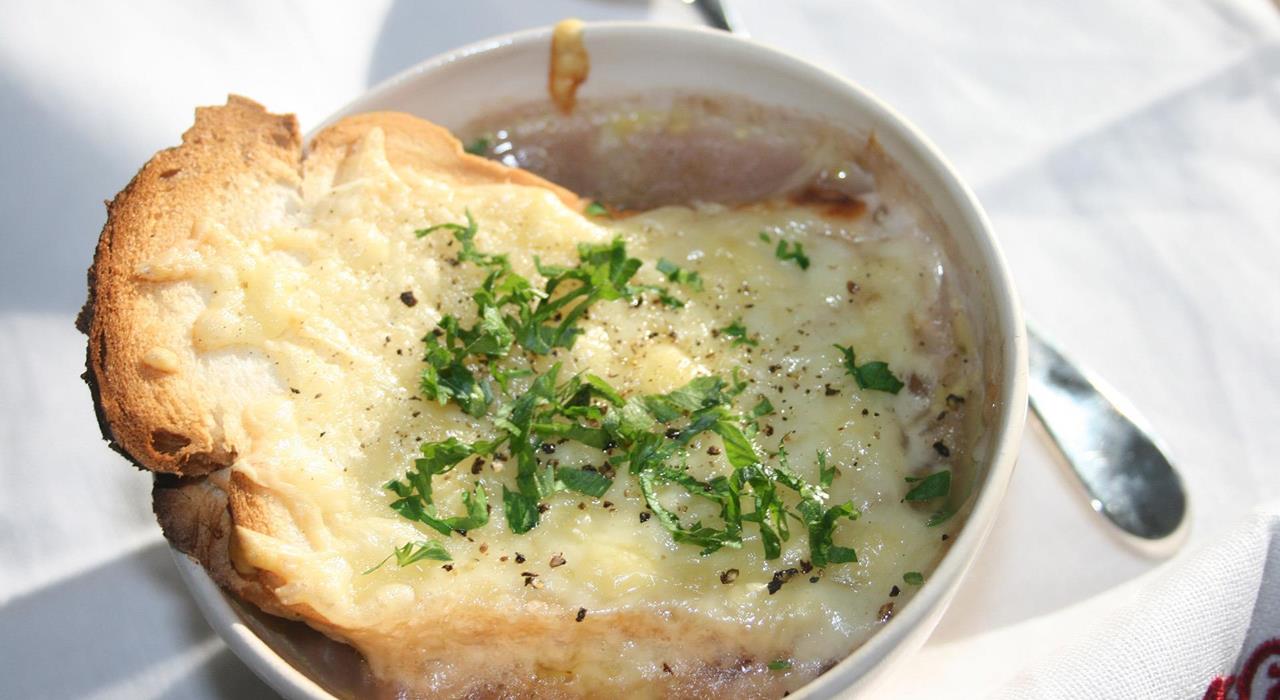 Zuppa di cipolle con formaggio di malga