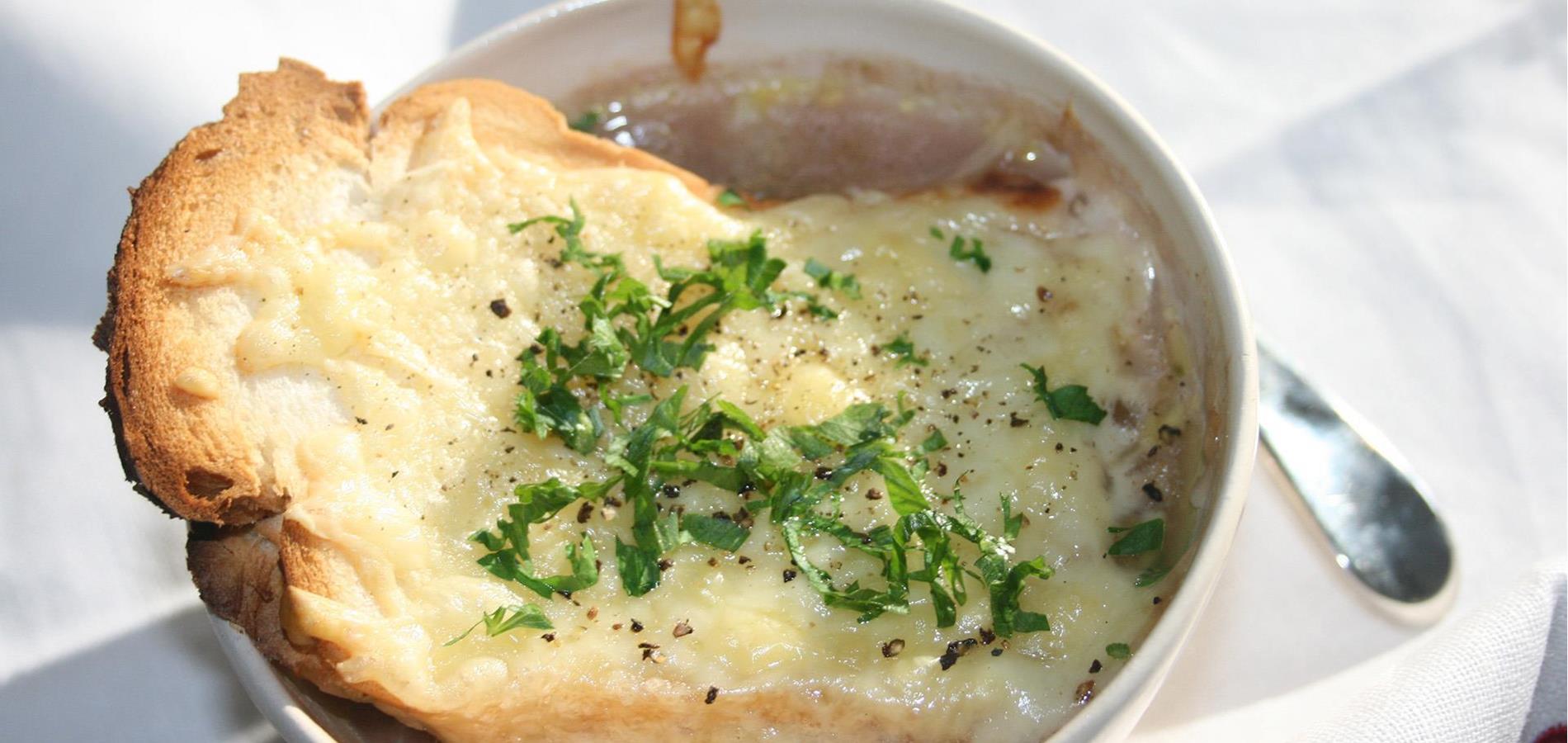 Zuppa di cipolle con formaggio di malga