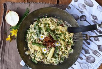 Tagliatelle con asparagi e speck