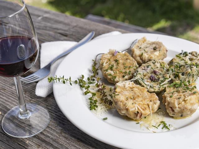 Essen_Knödel_Wein_Tisens-Prissian_RG