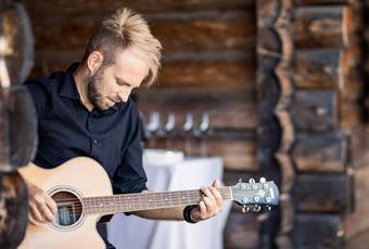 Concerto nel cortile interno del castello Stachlburg con Jimi Henndreck