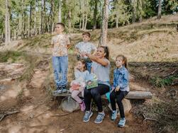 Monte San Vigilio - Everyone into the woods!