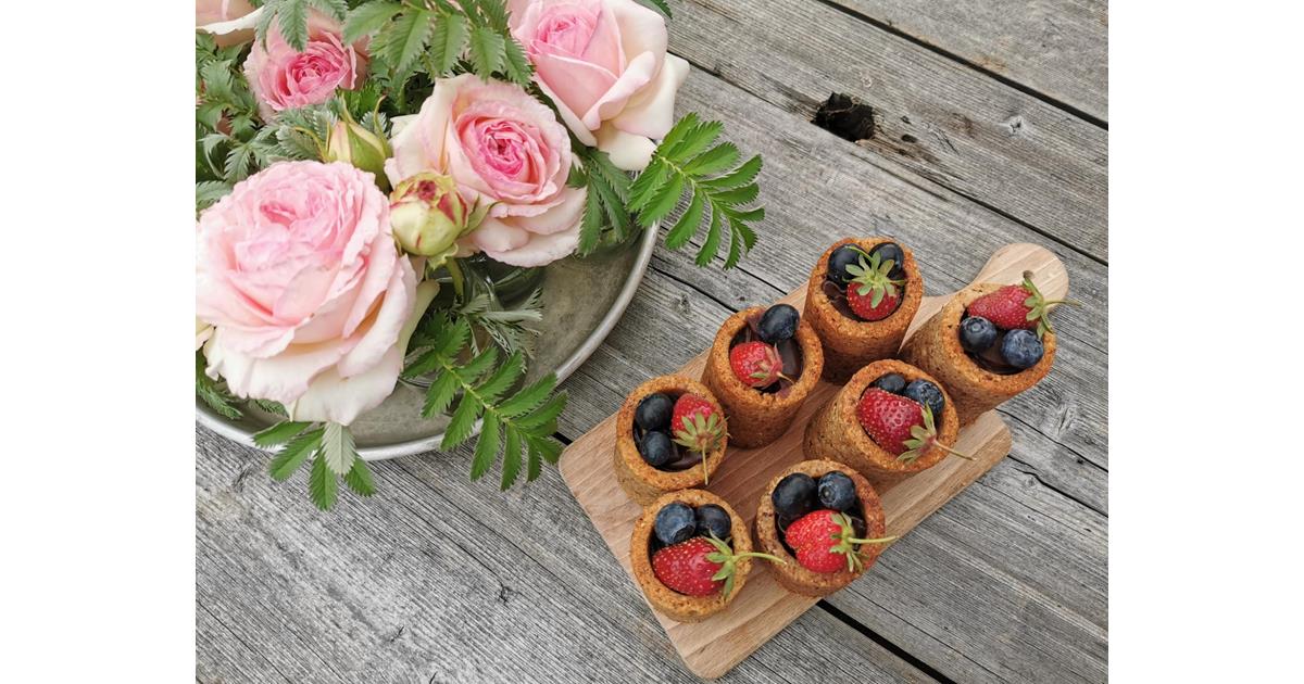 Recipes Hazelnut shots with chocolate cream and berries
