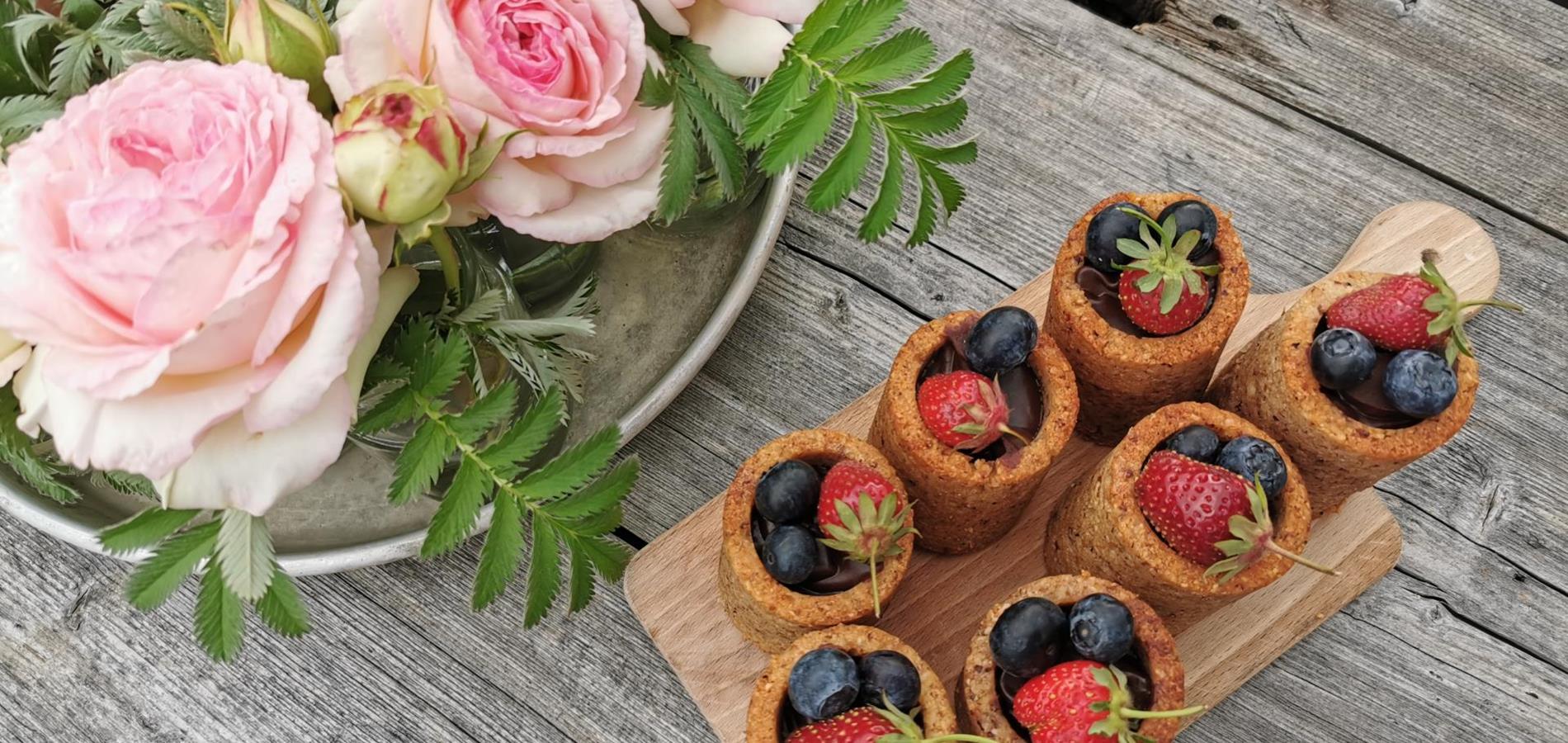 Tortine alle nocciole con crema al cioccolato e bacche