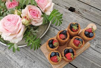 Hazelnut shots with chocolate cream and berries