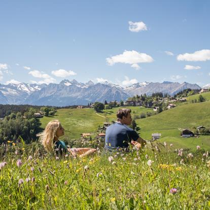 Wandern-Paar-Aussicht-Wiese-Hafling-Voeran-Meran2000-ml