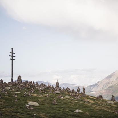 Stoanerne Mandln, gli omini di pietra, sopra Verano e Avelengo