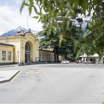 The train and bus station of Meran connects the villages Hafling and Vöran with the city