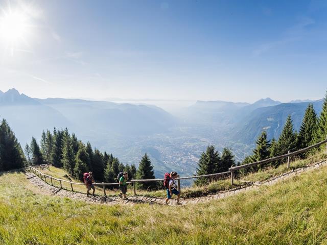 Aktivurlaub-Meraner-Hoehenweg-Dorf-Tirol-hw[6]