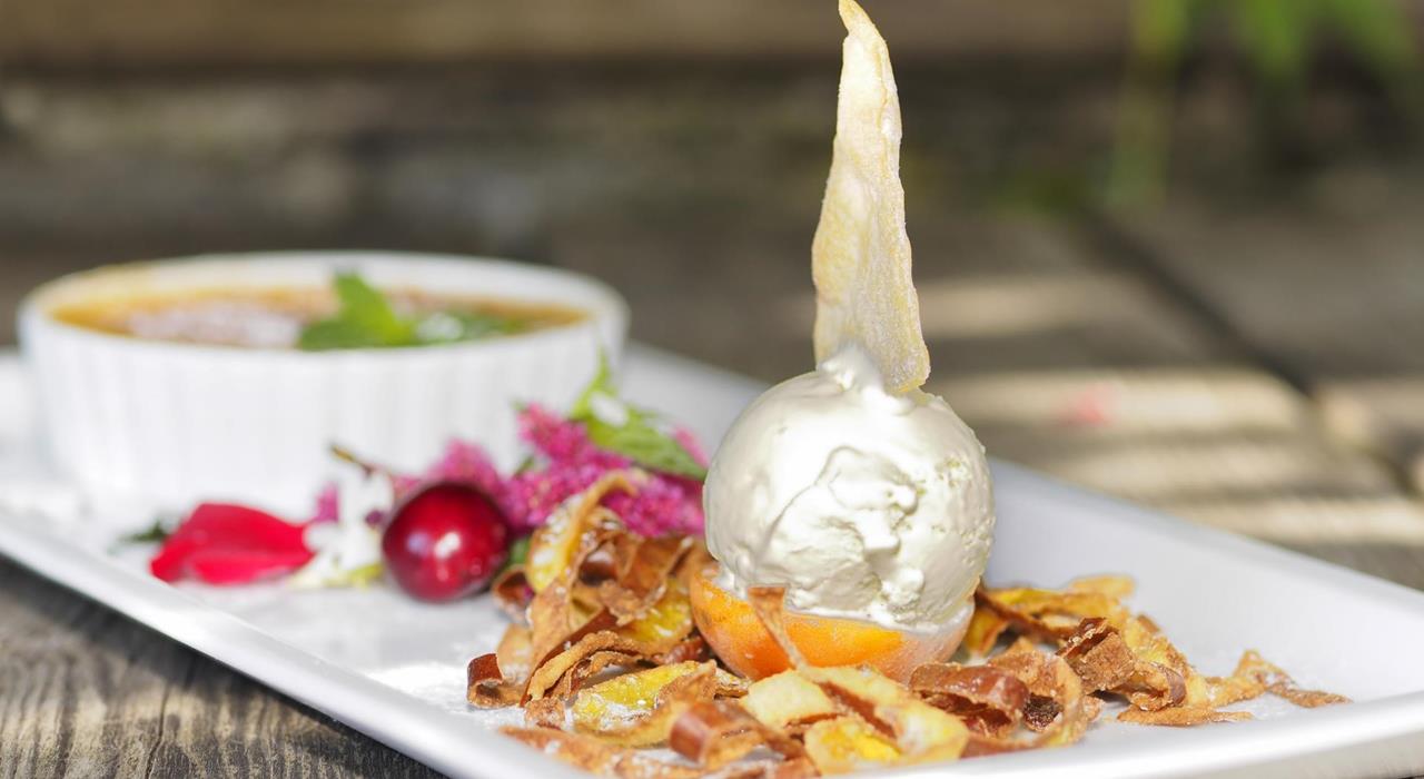 Creme brulée alle albicocche con gelato alla vaniglia