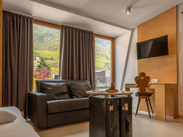 kleinkunsthotel-7-zimmer-couch