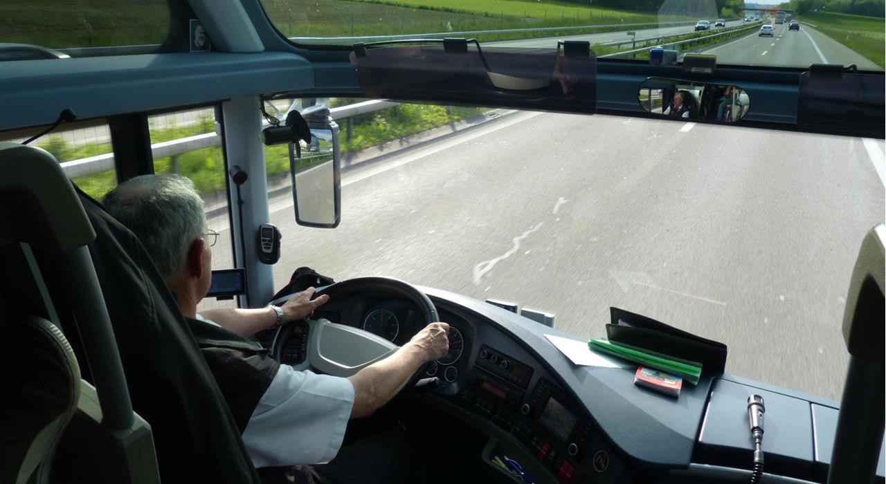 Anreise-Bus-Fahrer-Pixabay
