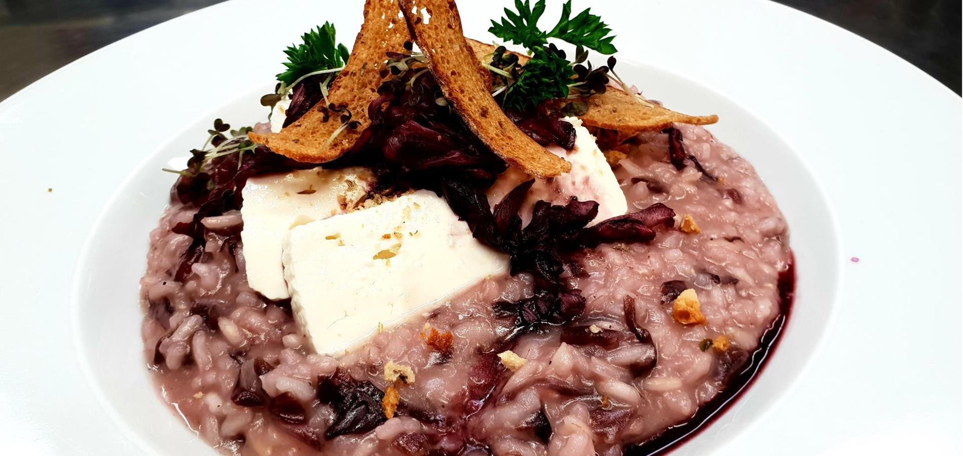 Radicchio-Risotto mit Bergbauern-Mozzarella von der Käserei Laugenspitz und Schüttelbrot