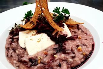 Radicchio-Risotto mit Bergbauern-Mozzarella von der Käserei Laugenspitz und Schüttelbrot