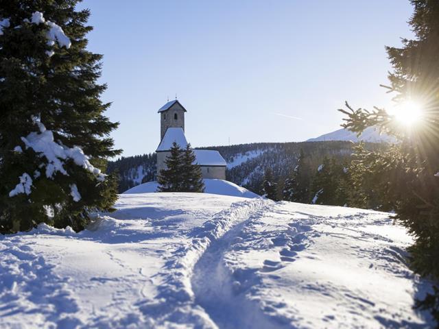 Winter-Skigebiet-Vigiljoch-Kirche-Lana-af