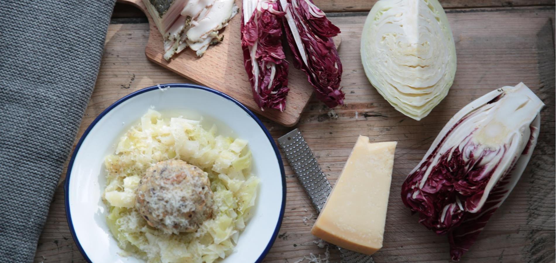 Schwarzplentn-Knödel auf gedünstetem Weißkraut