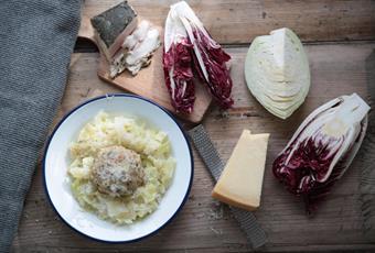 Schwarzplentn-Knödel auf gedünstetem Weißkraut