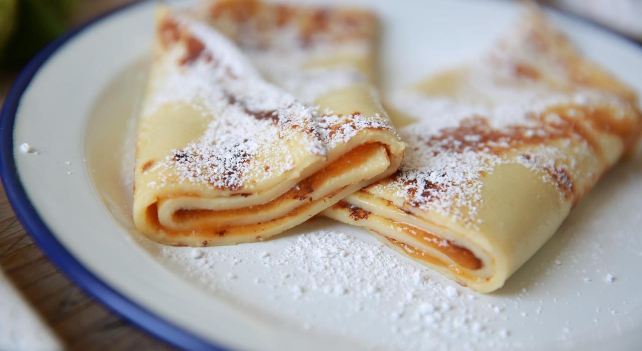 Omelette with jam