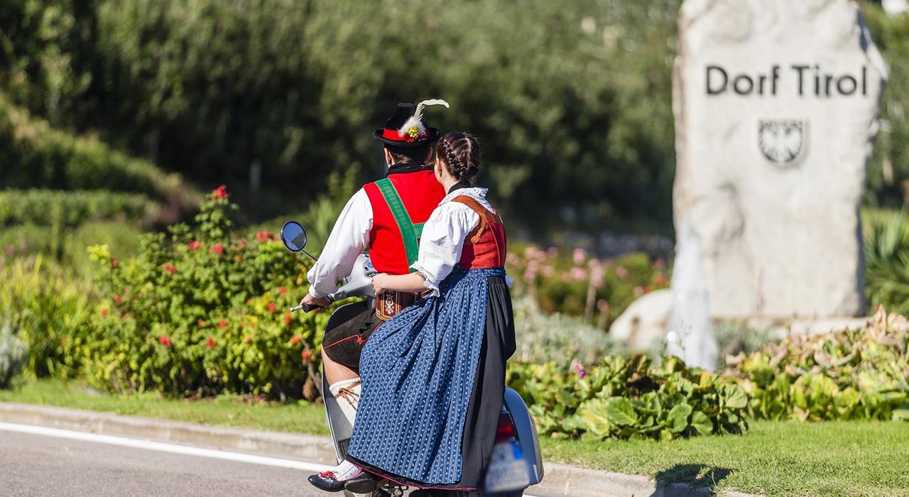 Info&Service-Vespa-Dorfeinfahrt-Dorf-Tirol-kp
