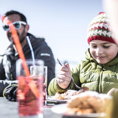 Essen-und-Trinken-Genuss-Familie-Winter-Hafling-Voeran-Meran2000-mk