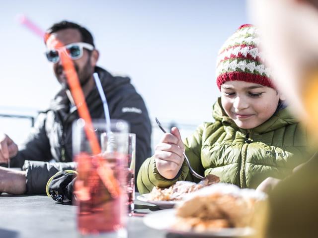 Essen-und-Trinken-Genuss-Familie-Winter-Hafling-Voeran-Meran2000-mk