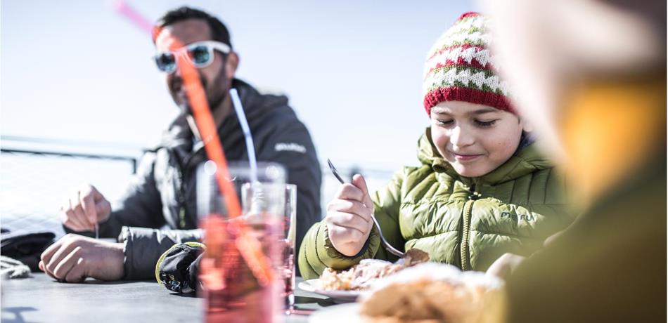 Essen-und-Trinken-Genuss-Familie-Winter-Hafling-Voeran-Meran2000-mk