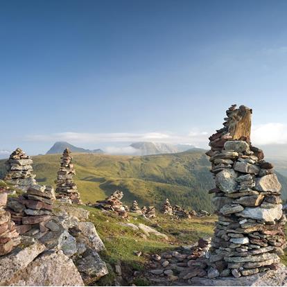 Gli ometti di pietra con vista verso l'area escursionistica Merano 2000