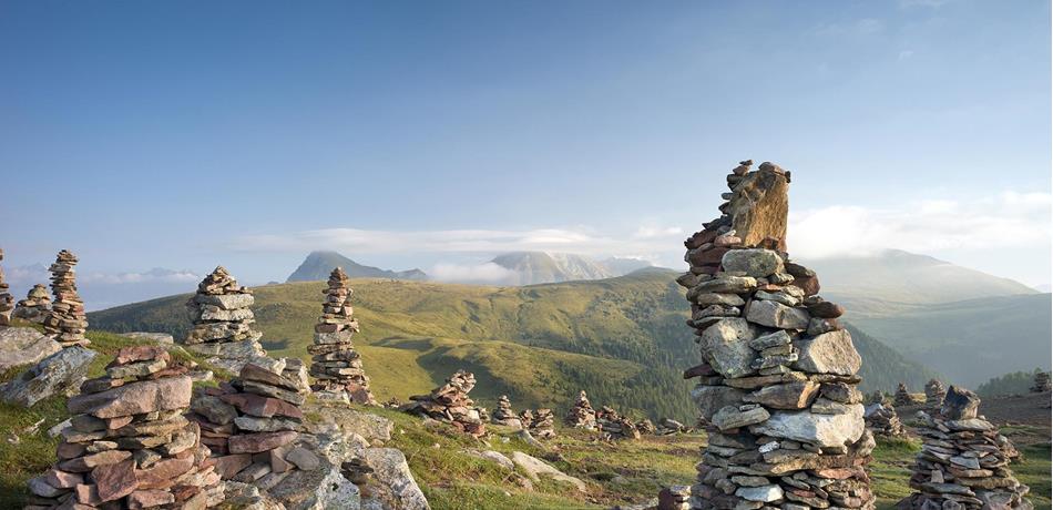 Stoanerne Mandln, gli omini di pietra, sopra Verano e Avelengo