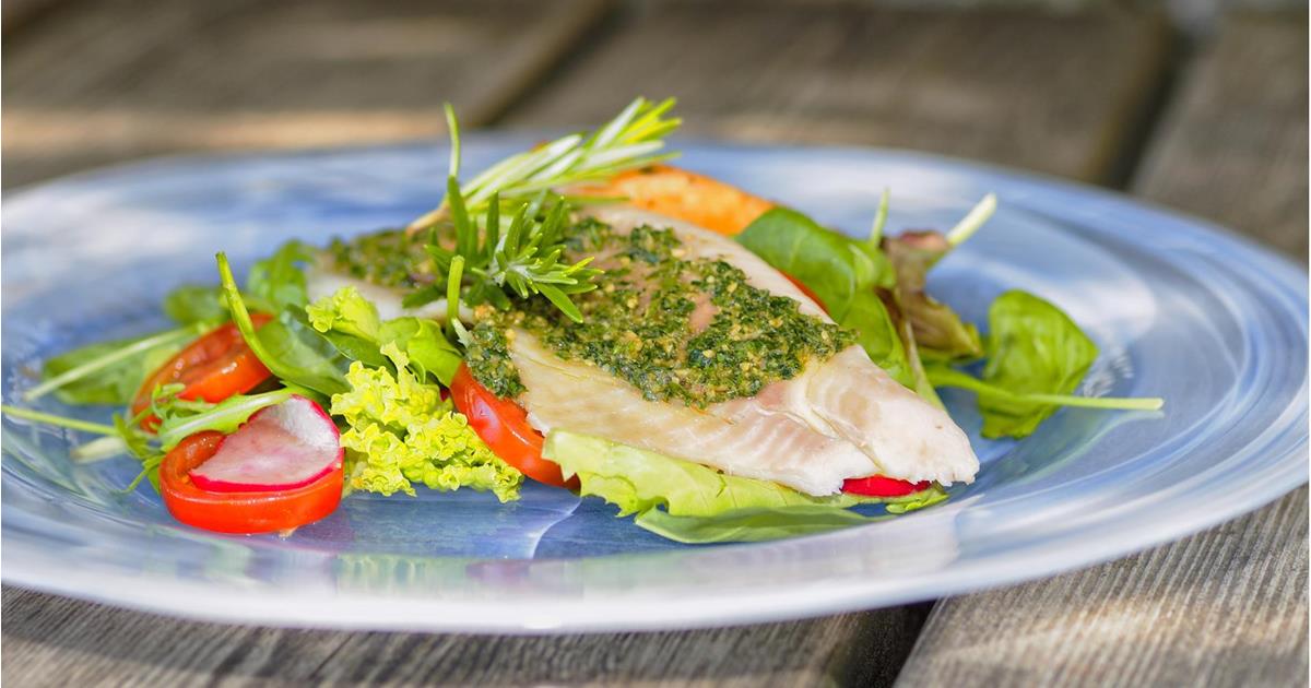 Rezepte Hausgeräuchertes Forellenfilet auf bunten Sommersalaten ...