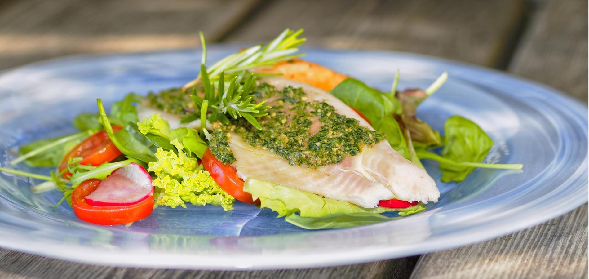 Hausgeräuchertes Forellenfilet auf bunten Sommersalaten & frischem Baguette