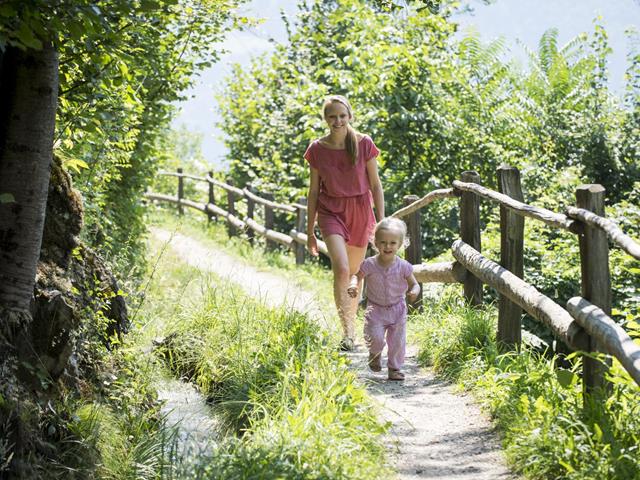 Familienurlaub-Waalweg-Kind-Meraner-Land-af