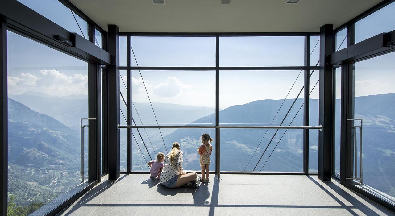 Aktivurlaub-Familie-Kinder-Mutter mit Kind Giggelberg Bergstation Seilbahn Texelbahn Wiese -Partschins-AF