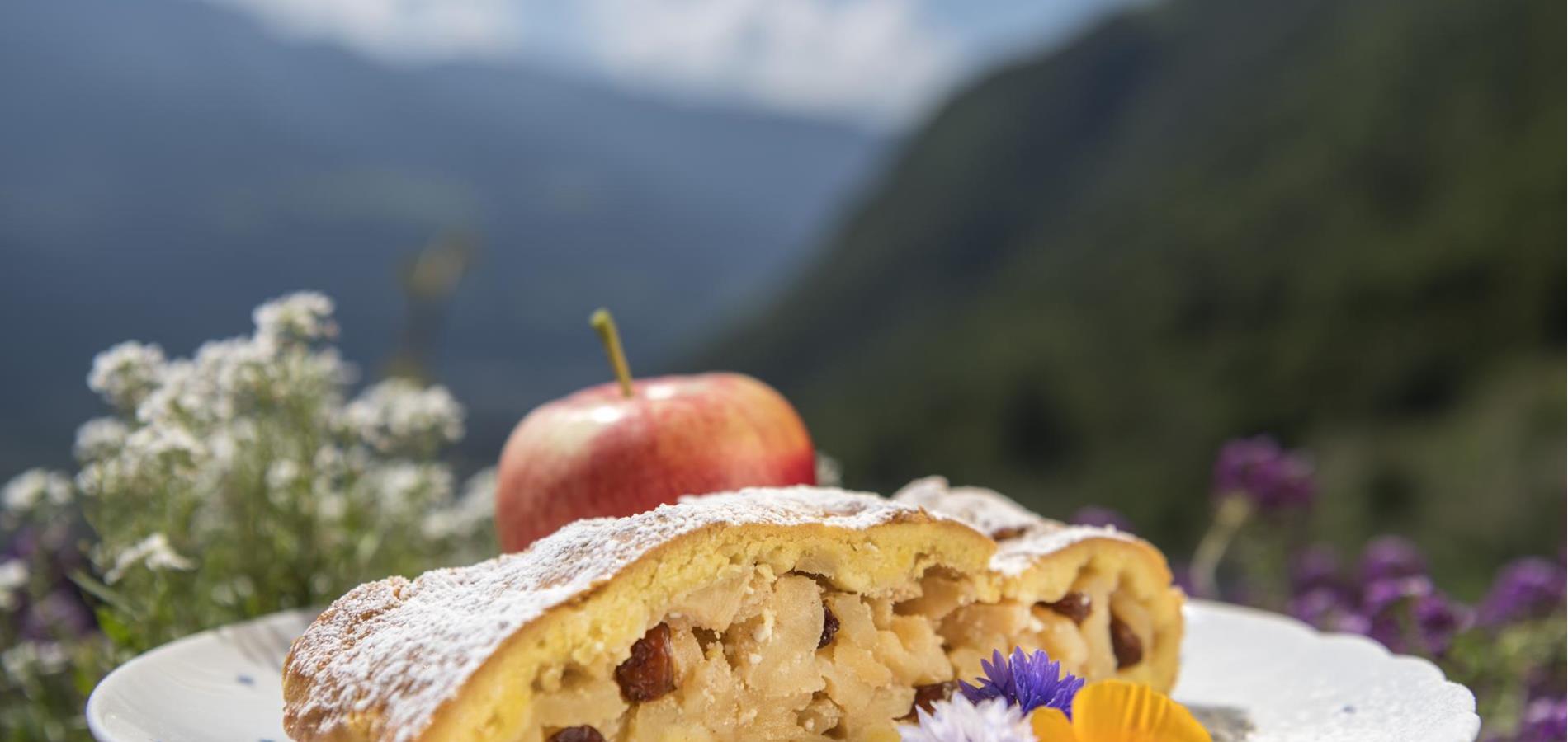 Apple strudel with shortcrust pastry