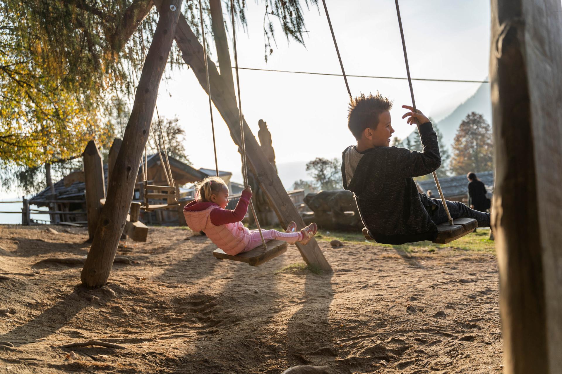 Kinder_Spielplatz_Schaukel_Rainguthof_Tisens-Prissian_RG