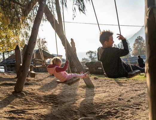 Kinder_Spielplatz_Schaukel_Rainguthof_Tisens-Prissian_RG