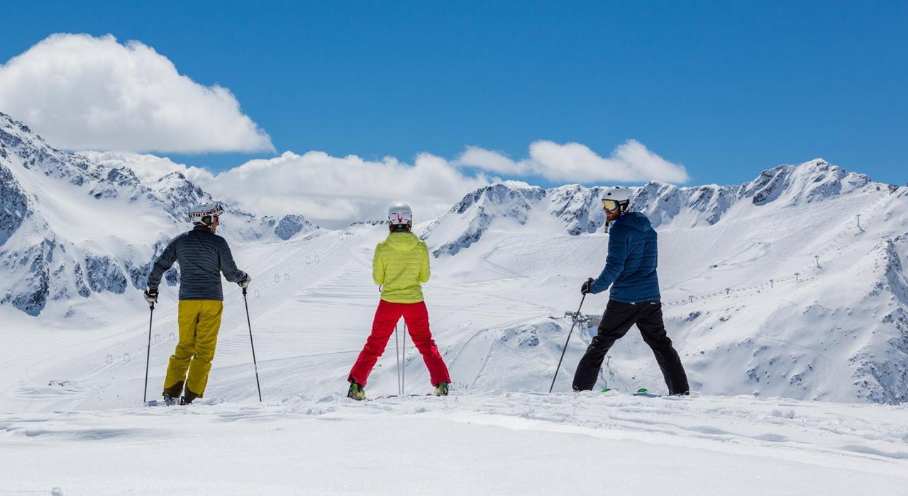 wintersport-drei-skifahrer-schnalstal-ps