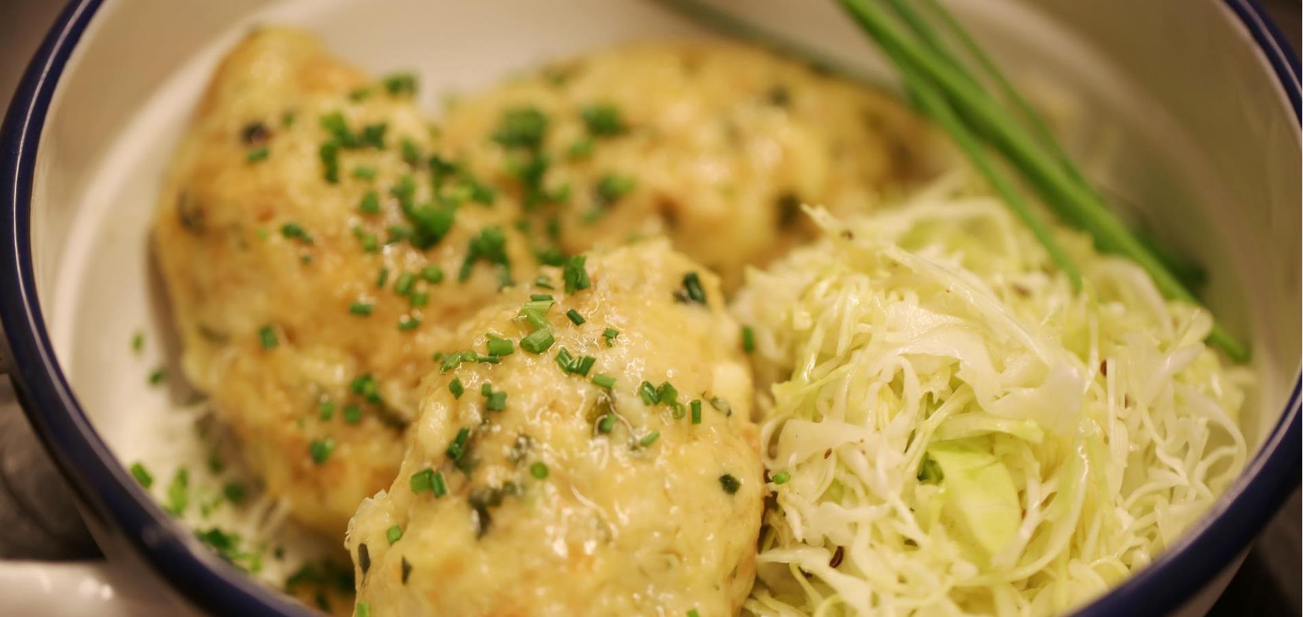 Gnocchi al formaggio con insalata di crauti e Speck originale altoatesino