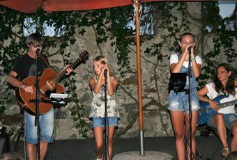 Konzert im Innenhof der Stachlburg mit der Santoni Family