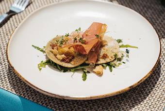Buchweizenteigtaschen gefüllt mit Fonduta von der Büffelricotta  Spargelragout (Variante Rucolapesto) /  Rohschinken / Schüttelbrotcrumble