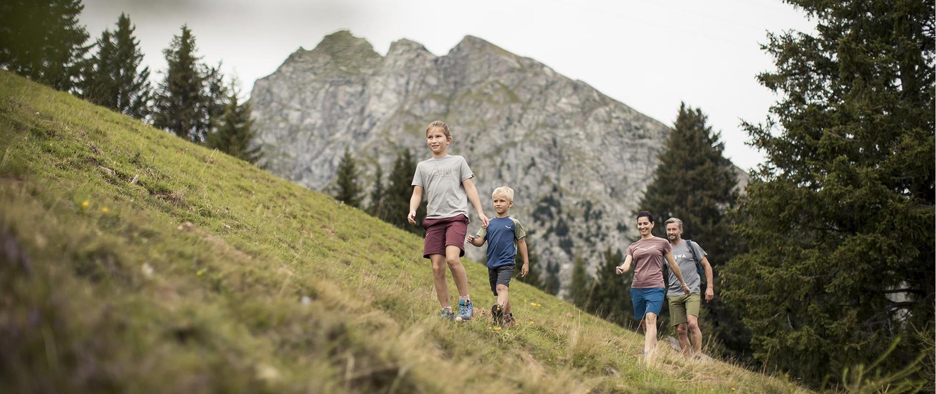Family-Hiking-with-kids-Avelengo-Verano-Merano2000-fa
