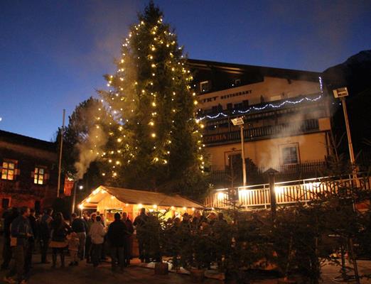 partschins-advent-kirchplatz-glueweinstand-weihnachten-winter-26