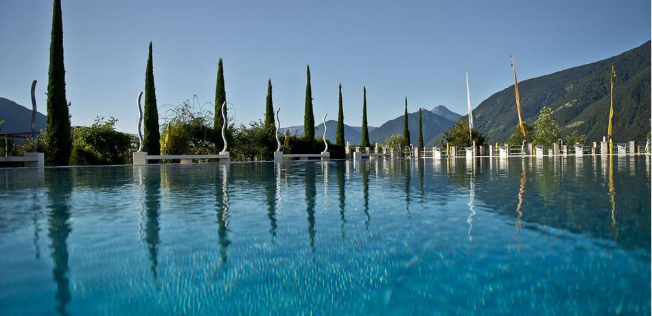 1 Freibadoase, 1 Meer von privaten Pools ...
