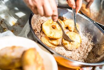 Apfelkiachl (apple fritters)