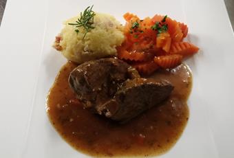 Guance di manzo con polenta allo speck e carote alla vaniglia