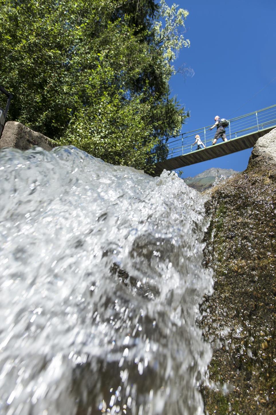 wandern-zielbach-hottlbrugg-hottelbrugg-haengebruecke-rucksack-wasser-hr-2012-1