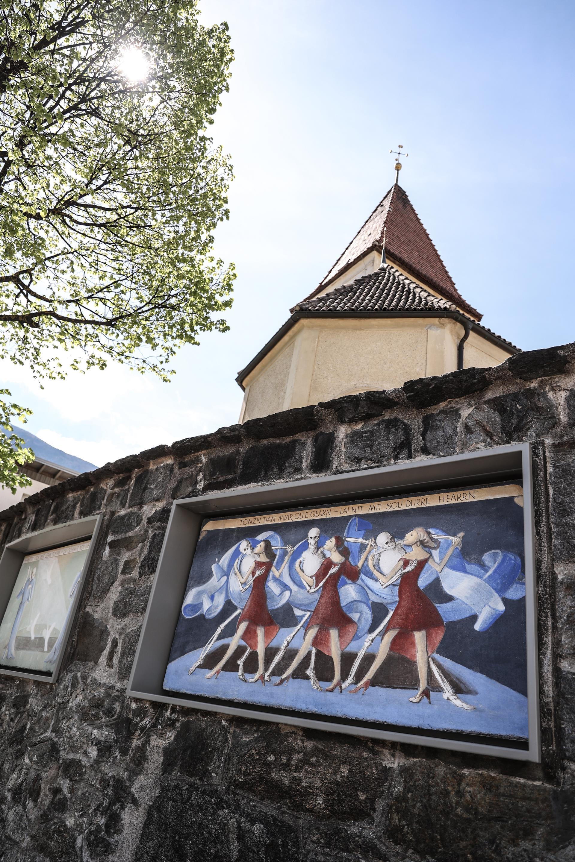 plauser-totentanz-st-ulrichskirche-friedhofmauer-tg-naturns-ewelina-herzog-mountain-kid-com-32
