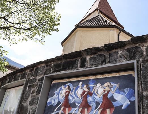 plauser-totentanz-st-ulrichskirche-friedhofmauer-tg-naturns-ewelina-herzog-mountain-kid-com-32