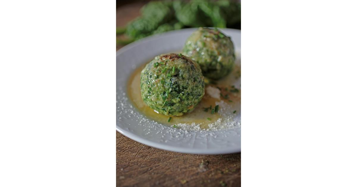 Rezepte Südtiroler Spinatknödel mit Butter und Parmesankäse